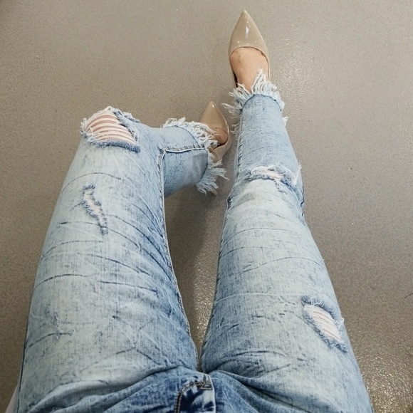 ❤LAST 1❤DISTRESSED JEANS WITH FRAYED HEM - Picture 2 of 4